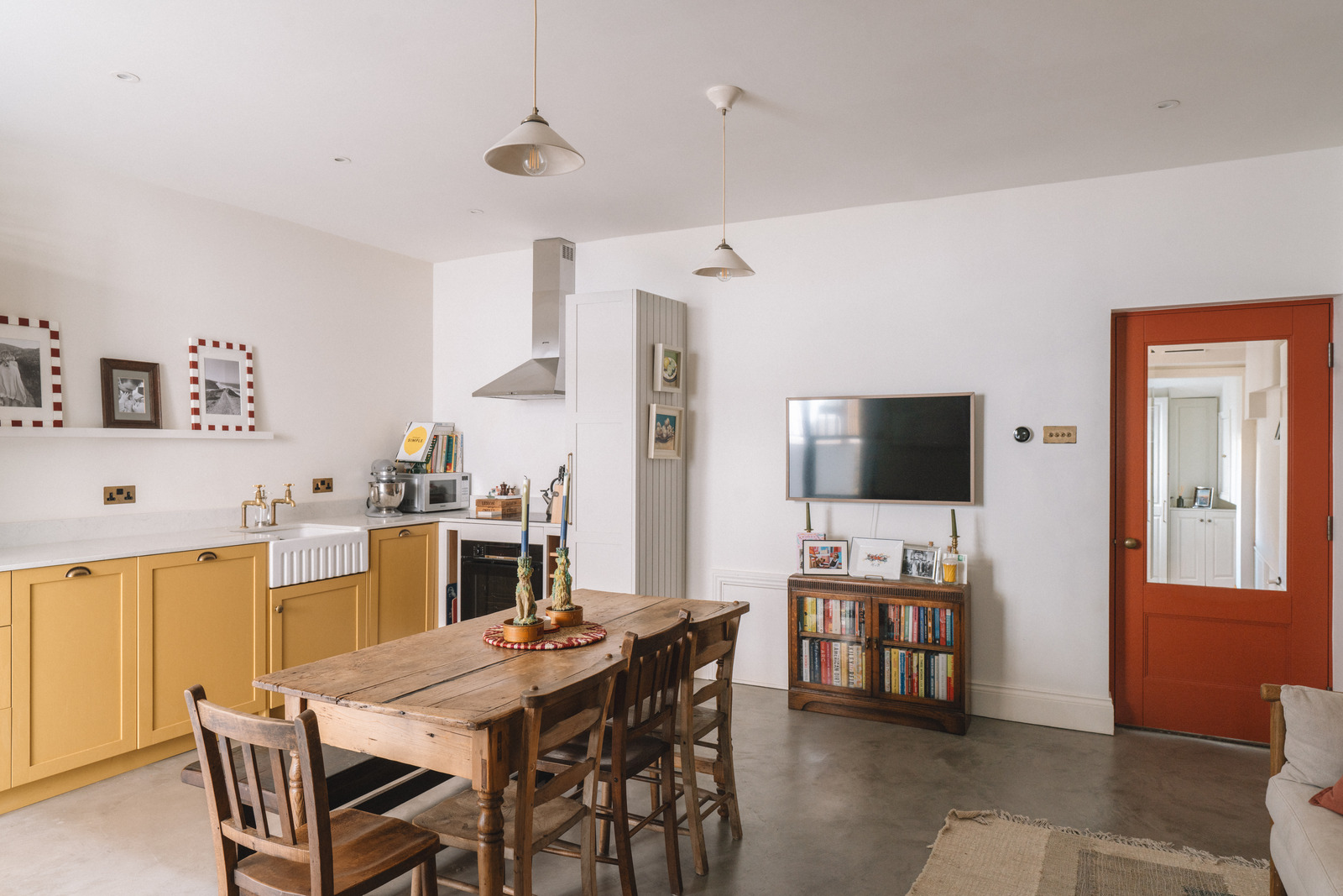 cuisine ouverte jaune moutarde appartement 68m2 avec jardin