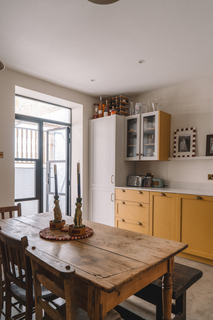 cuisine ouverte jaune moutarde appartement 68m2 avec jardin