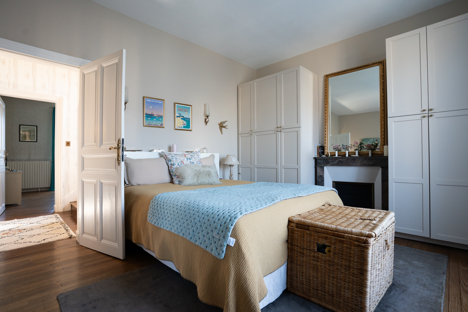 chambre avec cheminée maison Art Déco Rennes avec piscine décoration classique chic chambre avec cheminée maison Art Déco Rennes avec piscine décoration classique chic
