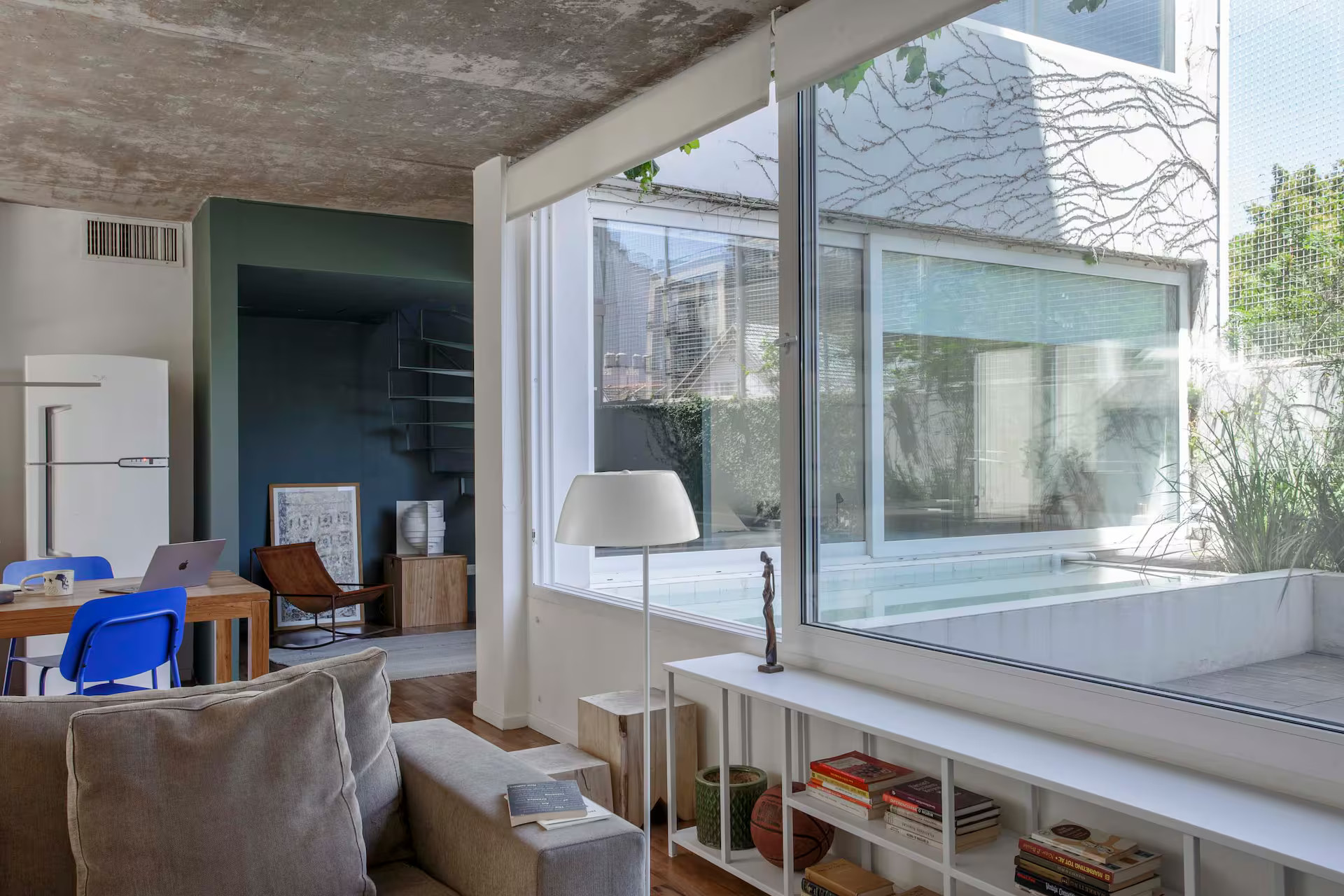 salon plafond béton décoration design appartement duplex avec jardins salon plafond béton décoration design appartement duplex avec jardins