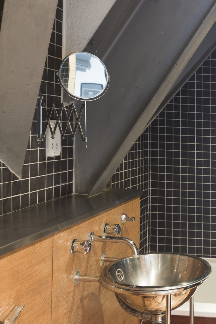 salle de bain carrelage bleu marine