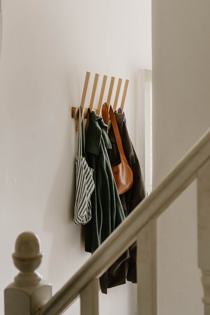 entrée avec escalier et porte-manteaux
