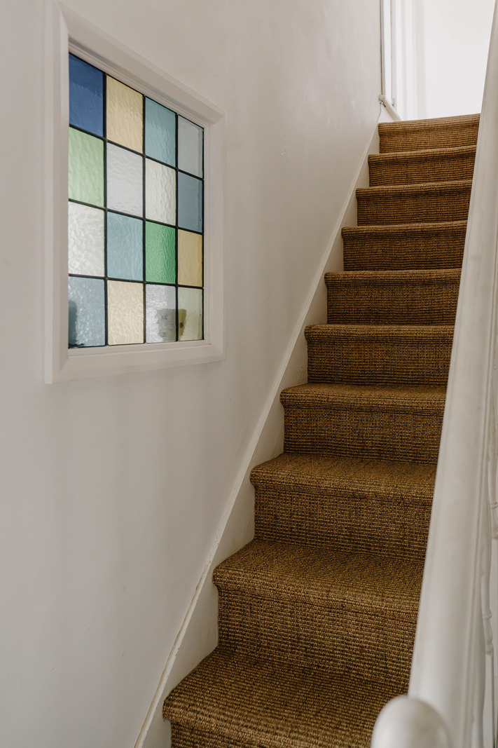 escalier avec vitrail