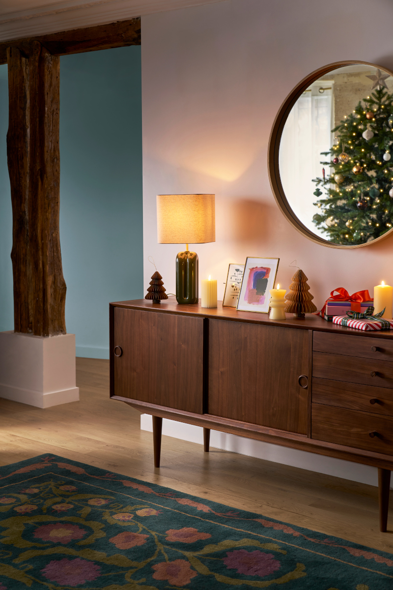 salon avec buffet vintage et sapin 