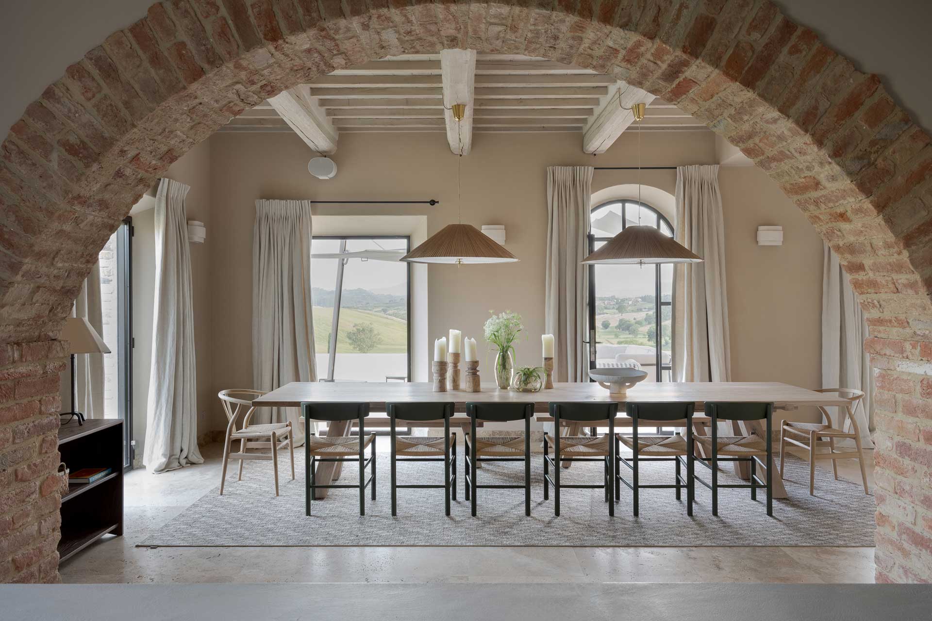 salle à manger avec ouverture cintrée et décoration contemporaine maison Il Mandorlo salle à manger avec ouverture cintrée et décoration contemporaine maison Il Mandorlo