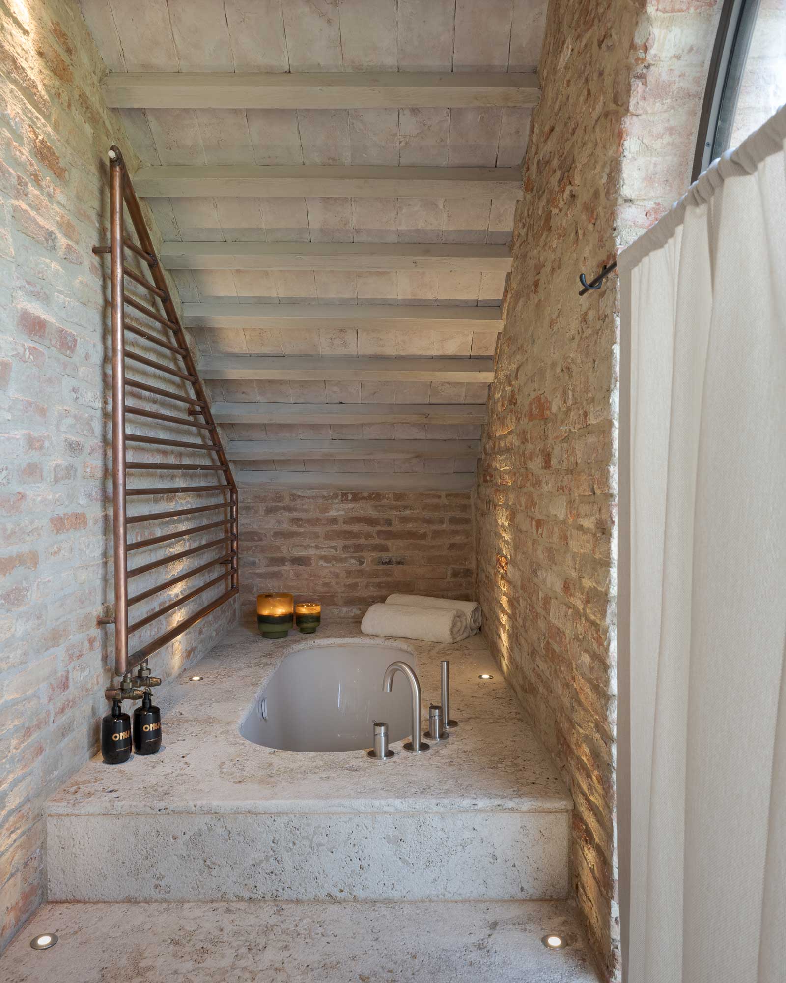 salle de bain rustique chic maison ancienne Italie Il Mandorlo salle de bain rustique chic maison ancienne Italie Il Mandorlo