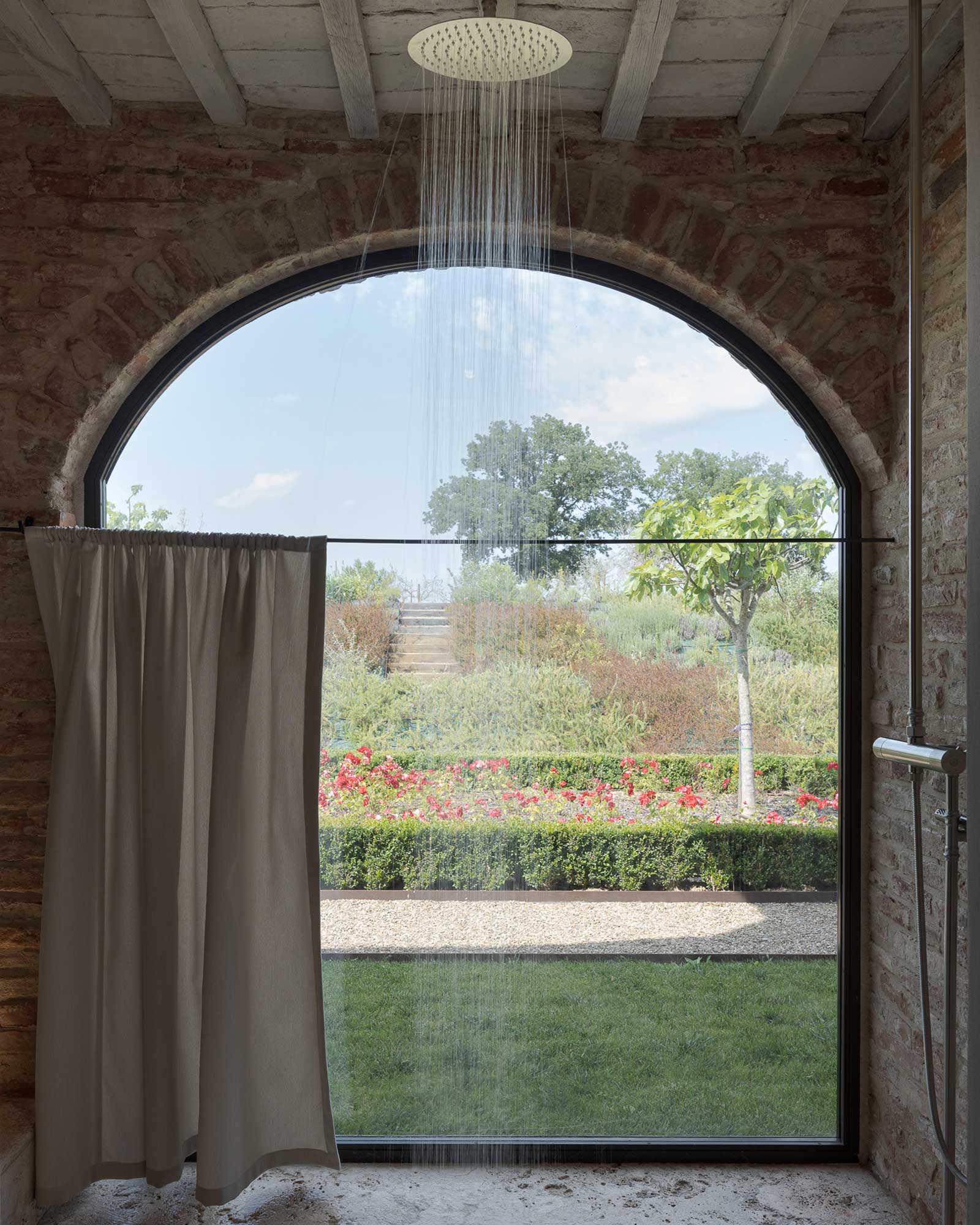 douche pluie avec fenêtre cintrée maison ancienne Italie Il Mandorlo douche pluie avec fenêtre cintrée maison ancienne Italie Il Mandorlo