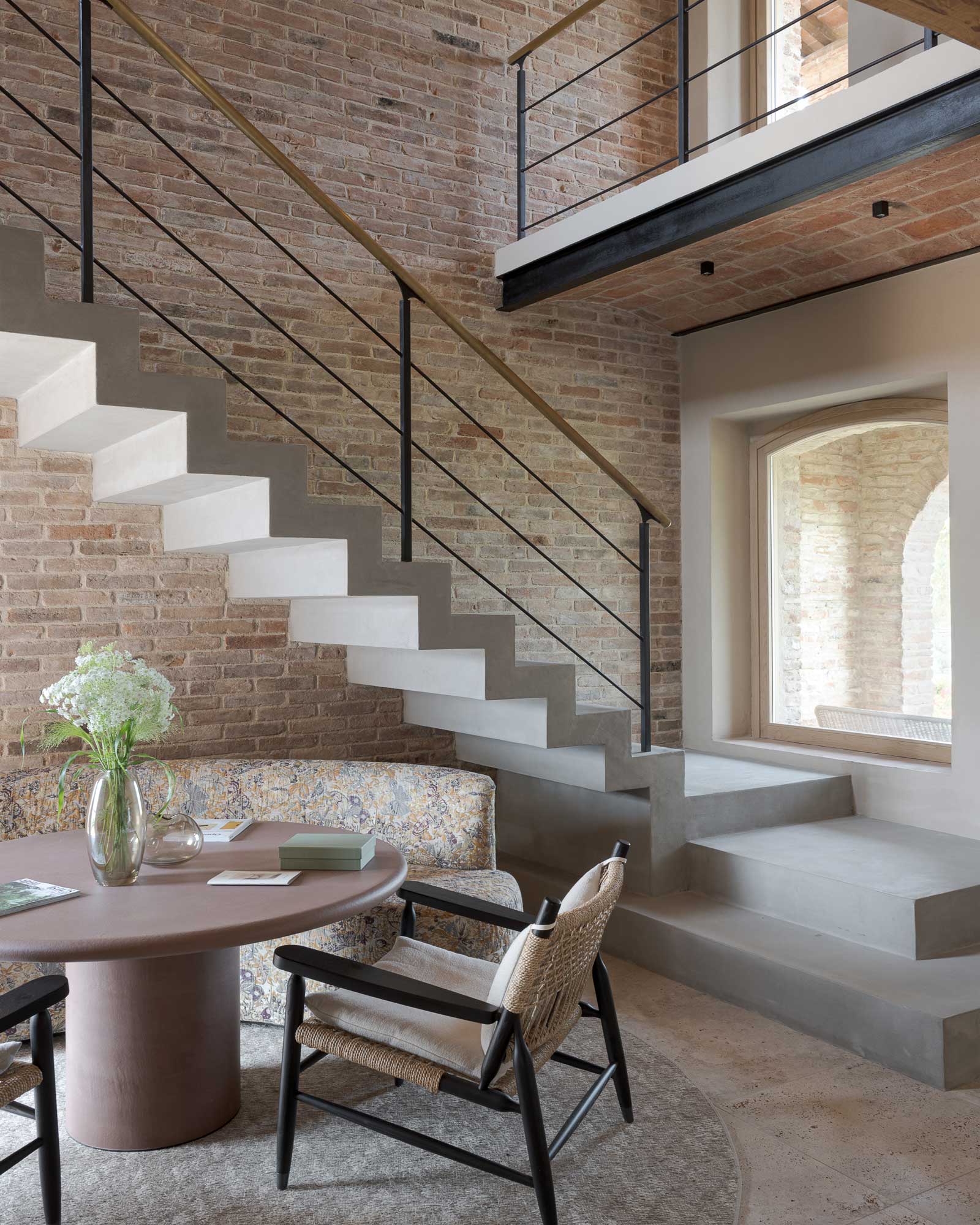 salon avec escalier design maison ancienne Italie Il Mandorlo salon avec escalier design maison ancienne Italie Il Mandorlo
