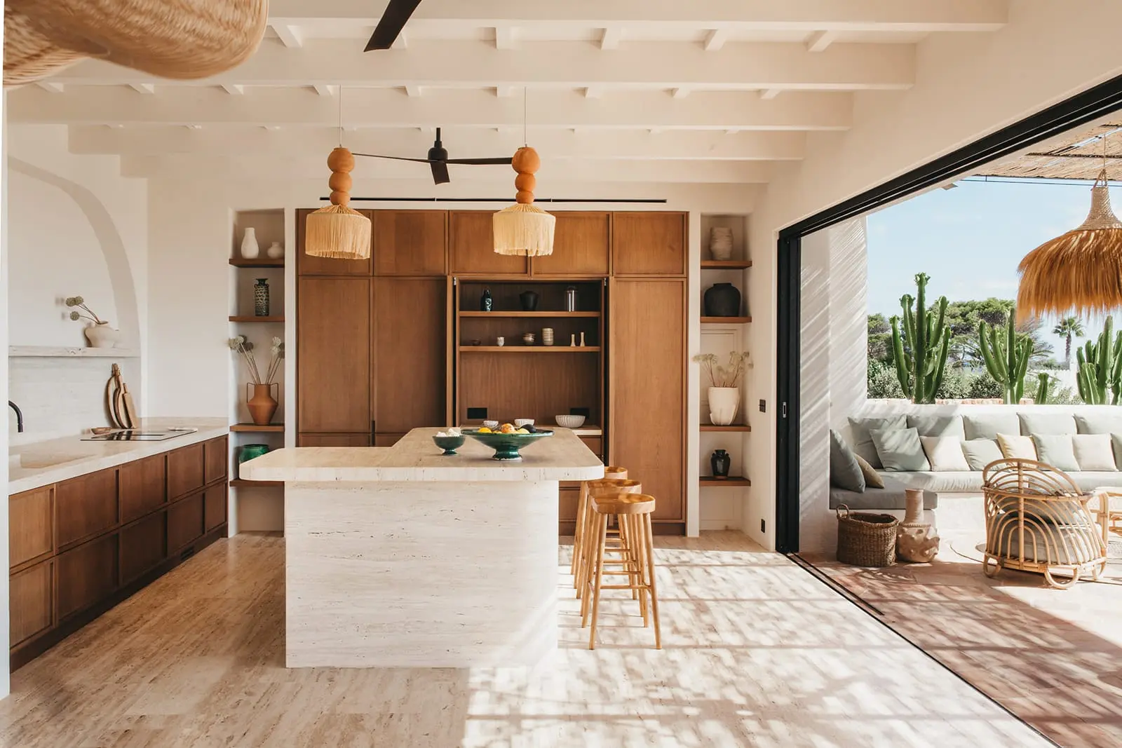 cuisine ouverte décoration naturelle avec cheminée maison minorque avec piscine vue mer cuisine ouverte décoration naturelle avec cheminée maison minorque avec piscine vue mer