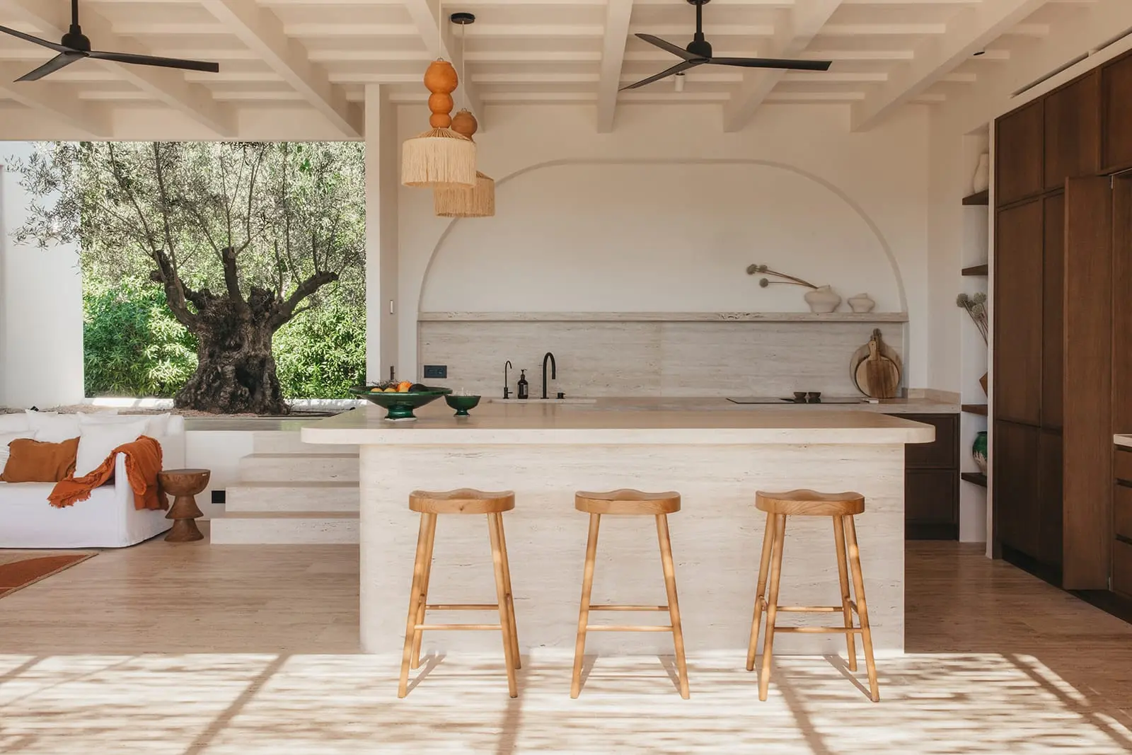 cuisine ouverte décoration naturelle avec cheminée maison minorque avec piscine vue mer cuisine ouverte décoration naturelle avec cheminée maison minorque avec piscine vue mer