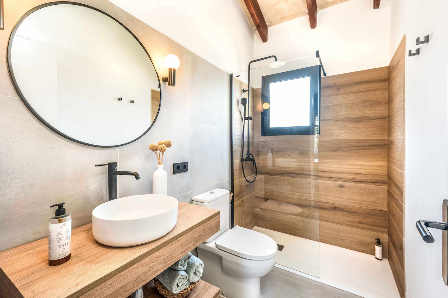 salle de bain design bois et blanche avec poutres Villa Tord Baléares salle de bain design bois et blanche avec poutres Villa Tord Baléares