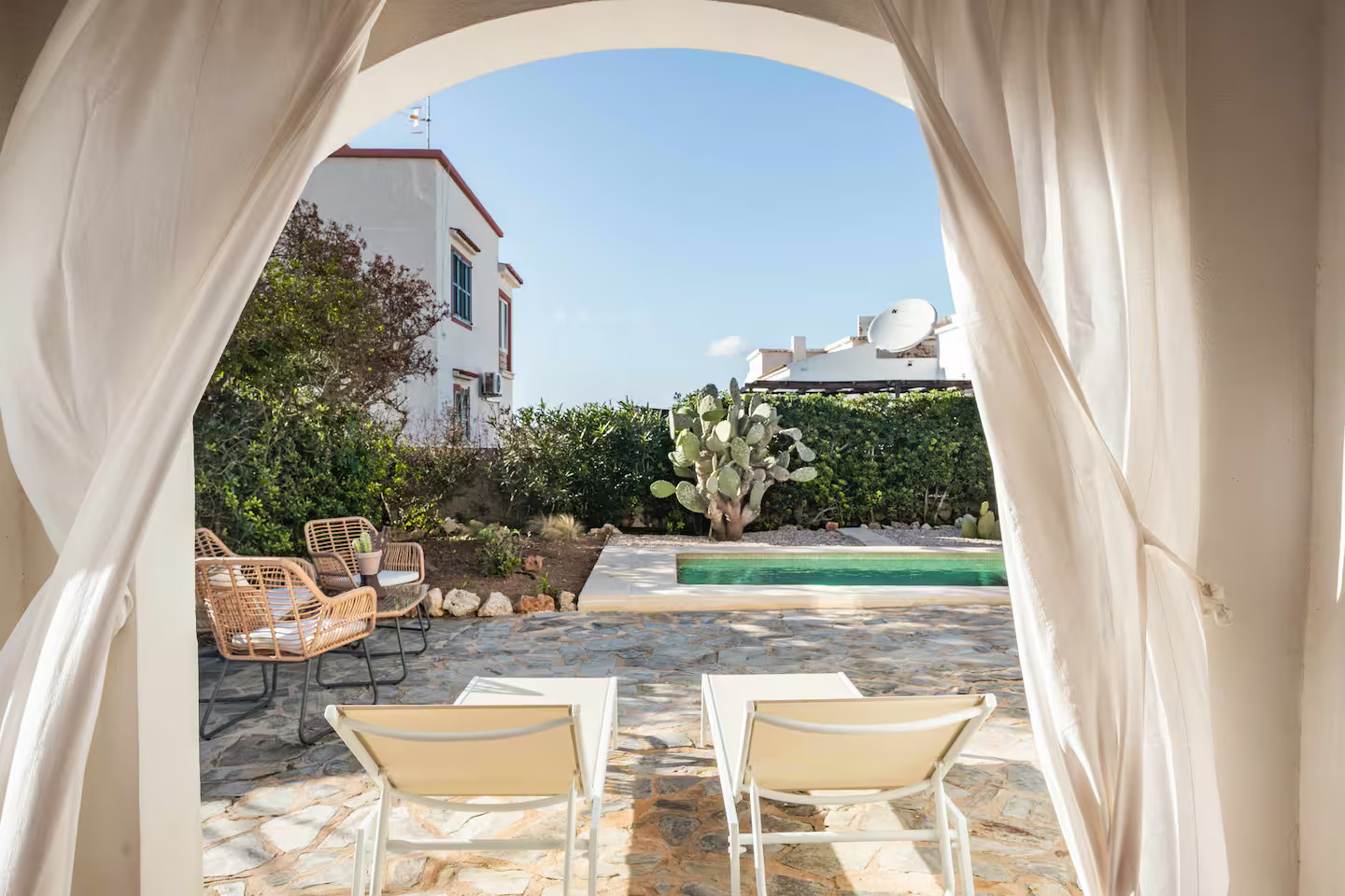 terrasse couverte ouvertures cintrées maison Minorque avec piscine Villa Tord terrasse couverte ouvertures cintrées maison Minorque avec piscine Villa Tord