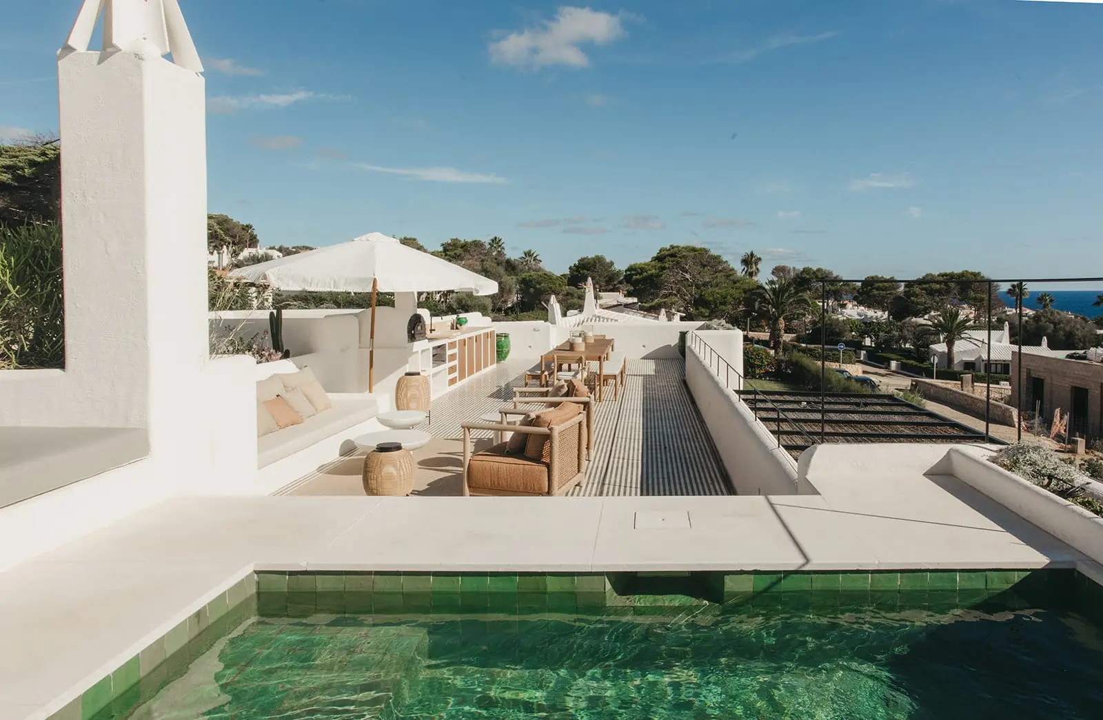roof top avec cuisine d roof top avec cuisine d'été et jacuzzi et vue mer
