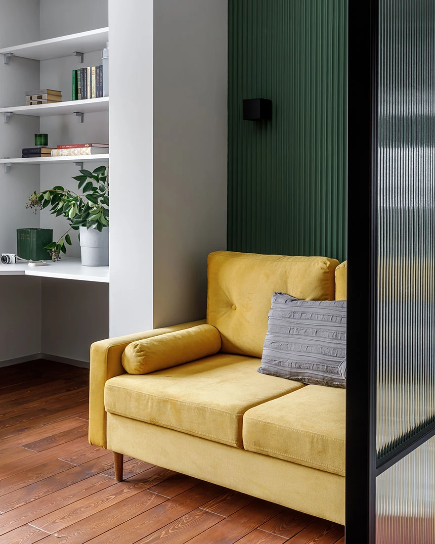 bureau mur vert canapé jaune