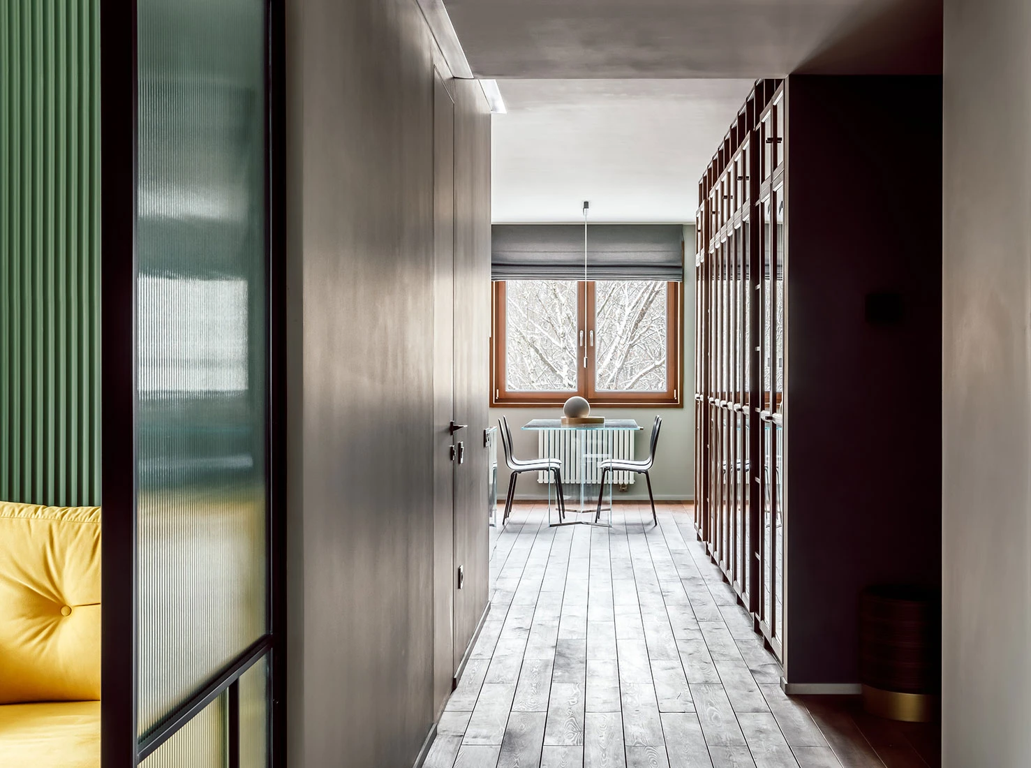 couloir avec porte vitrée verre cannelé 
