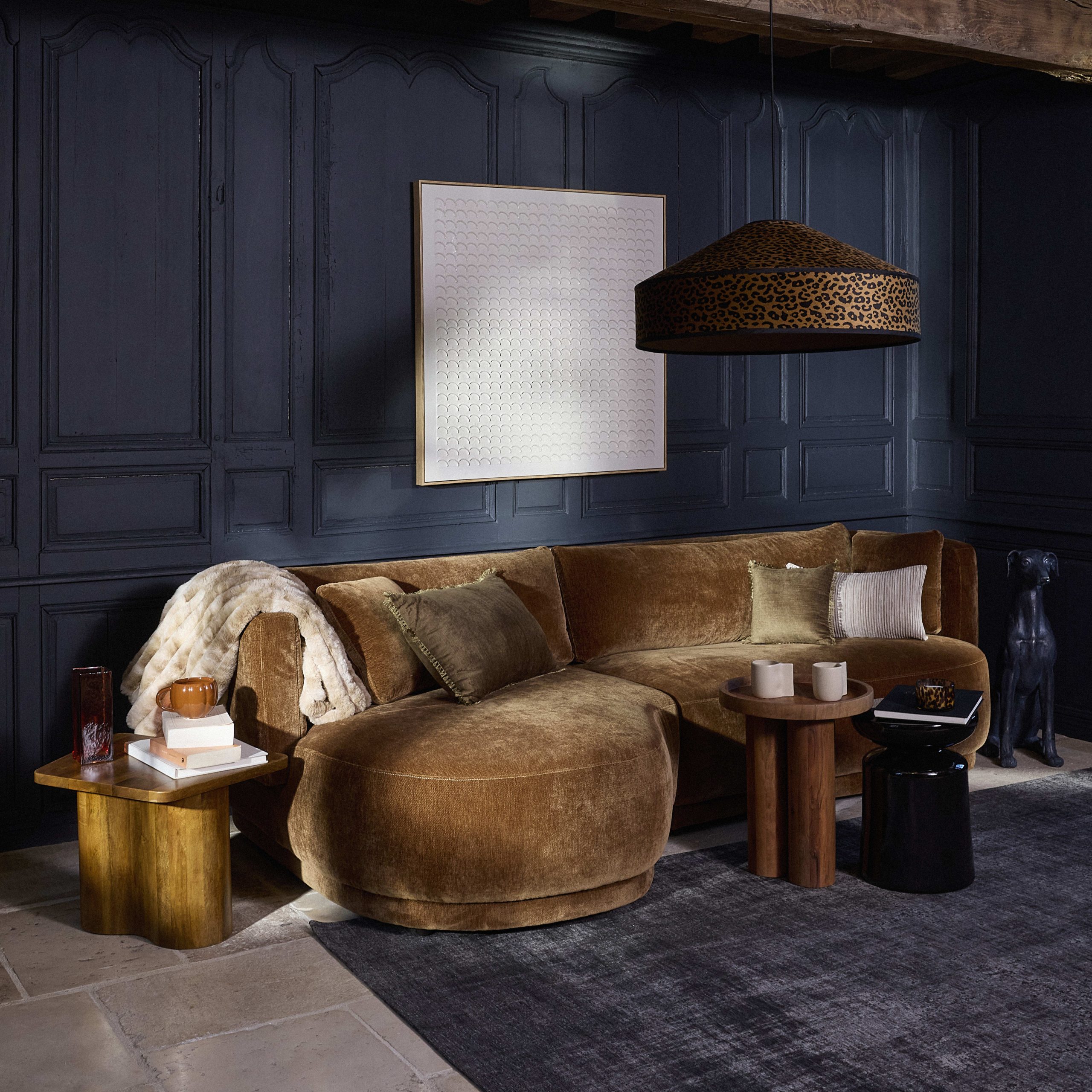 salon mur noir moulures collection Maisons du Monde 2025 salon mur noir moulures collection Maisons du Monde 2025
