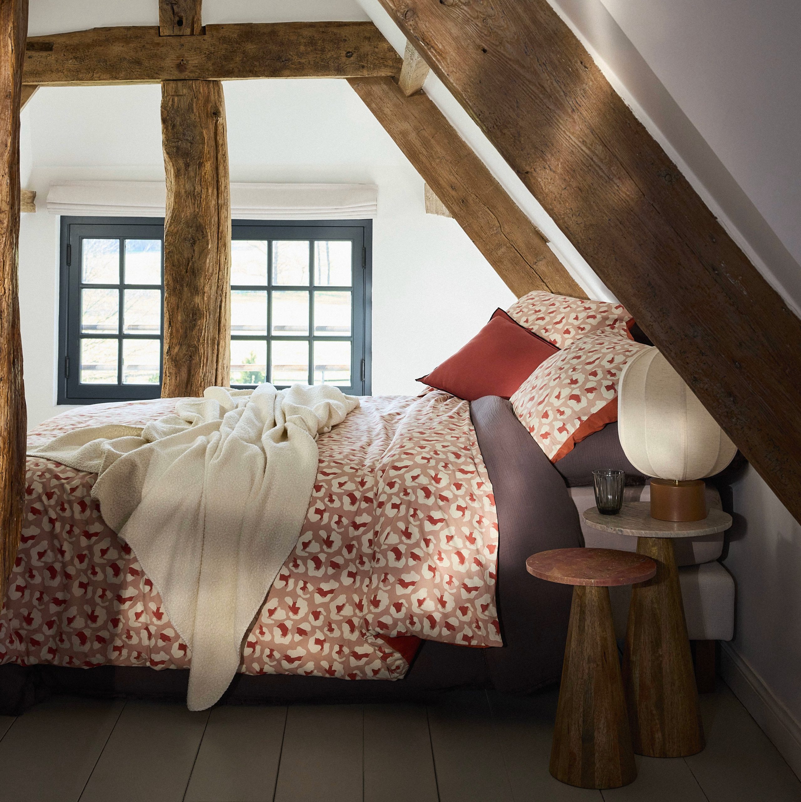 chambre avec poutres maison normande collection Maisons du Monde 2025 chambre avec poutres maison normande collection Maisons du Monde 2025