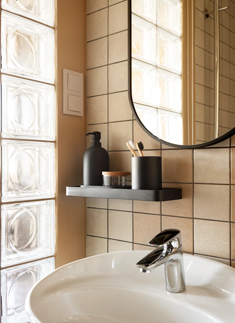 salle de bain en second jour avec pavés de verre