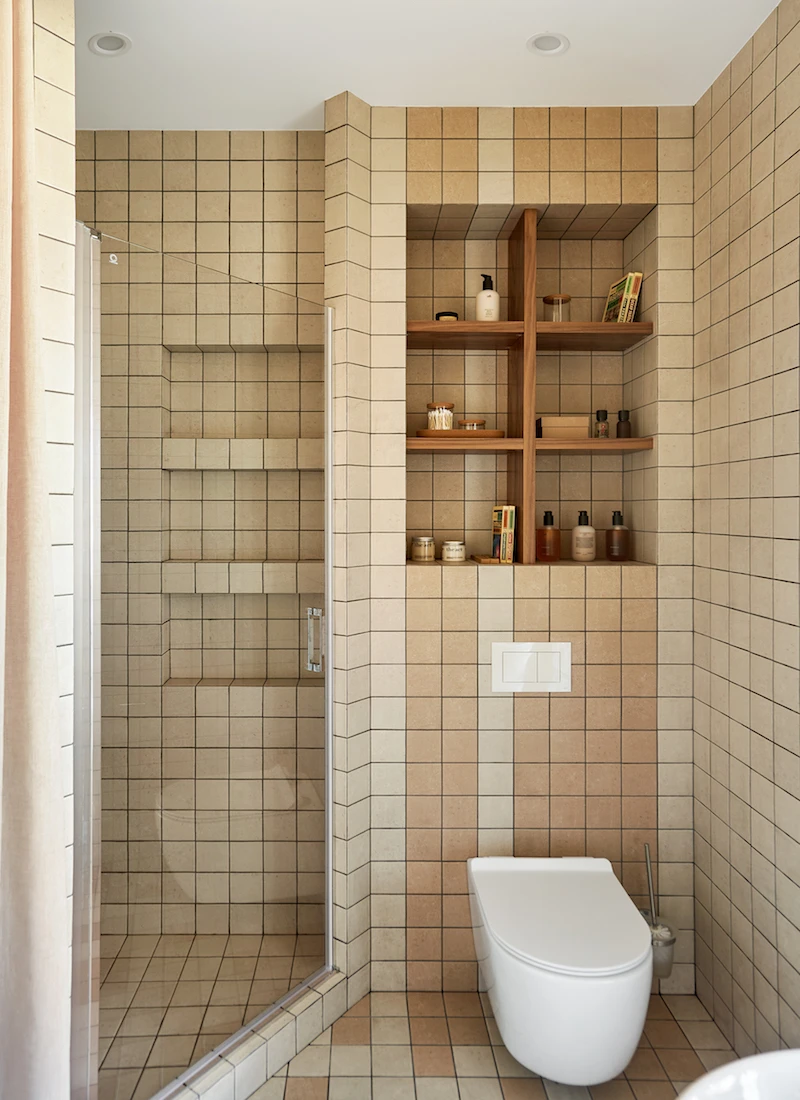 salle de bain en second jour avec pavés de verre carrelage ocre jaune