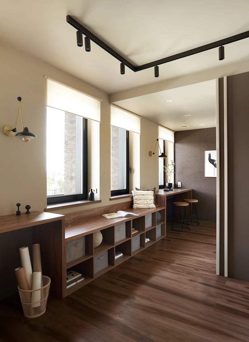 étagères noyer et espace repas appartement 36m2