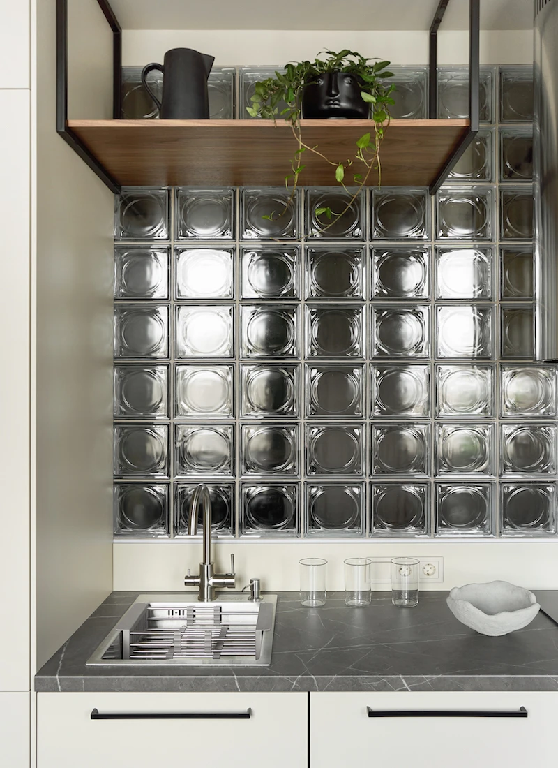 petite cuisine avec pavés de verre appartement 36m2