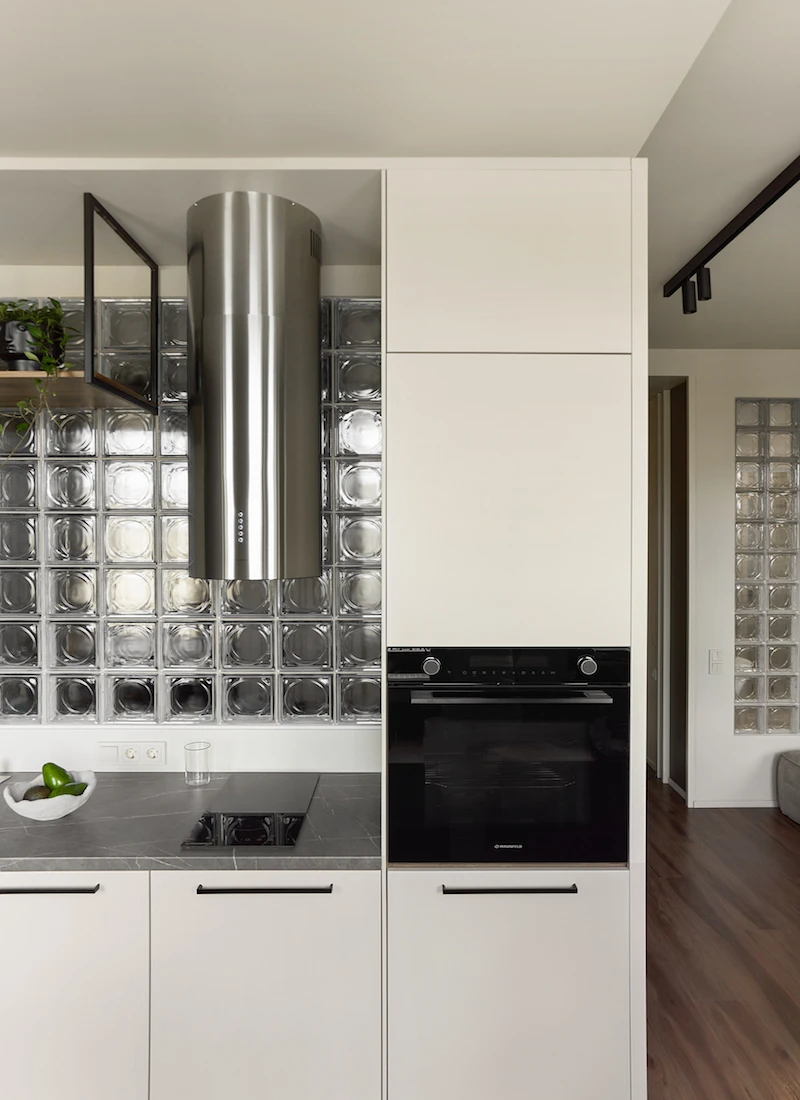 petite cuisine ouverte avec pavés de verre appartement 36m2