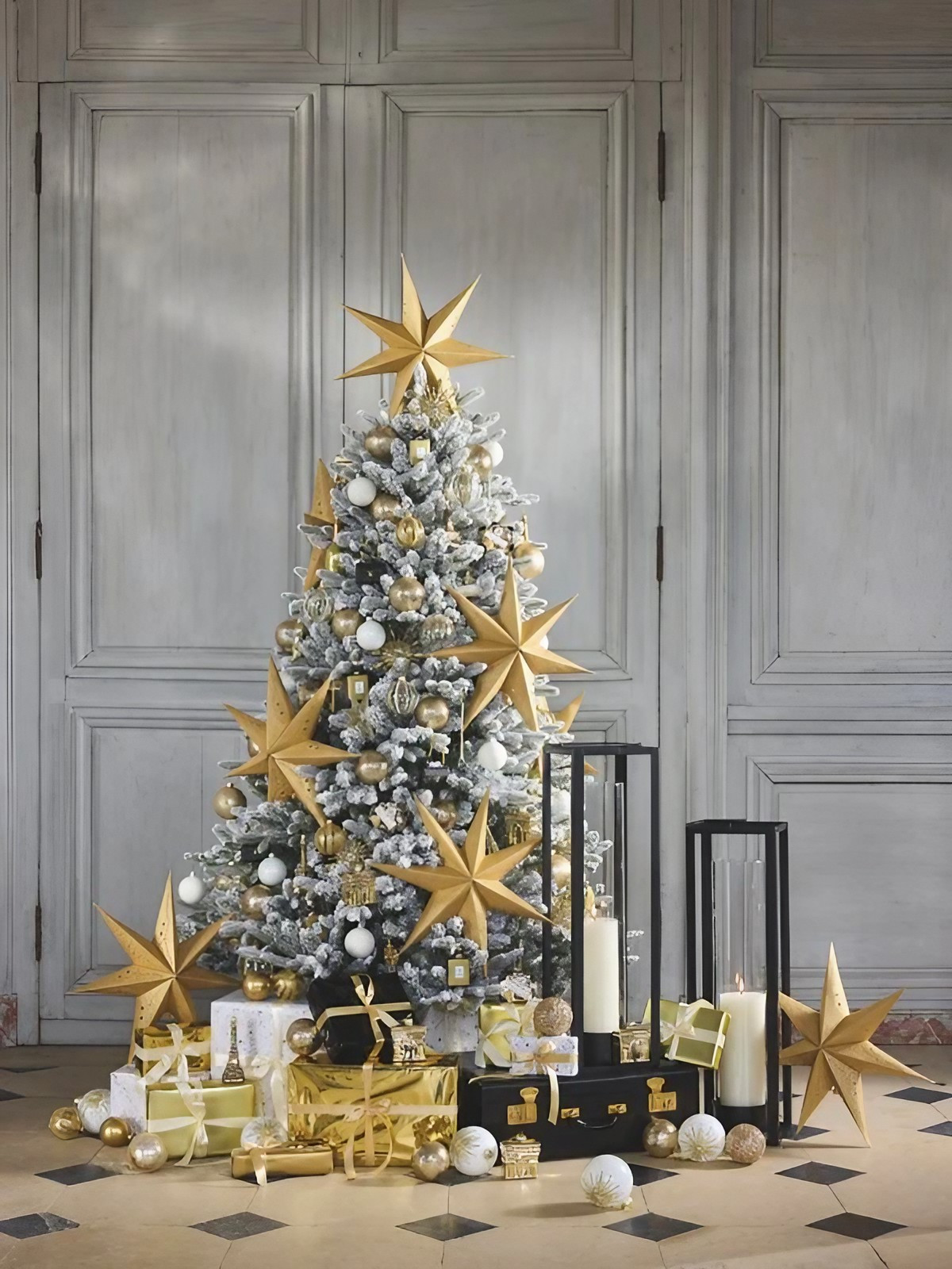salon appartement haussmannien Paris décoration Noël Maisons du Monde blanche et dorée
