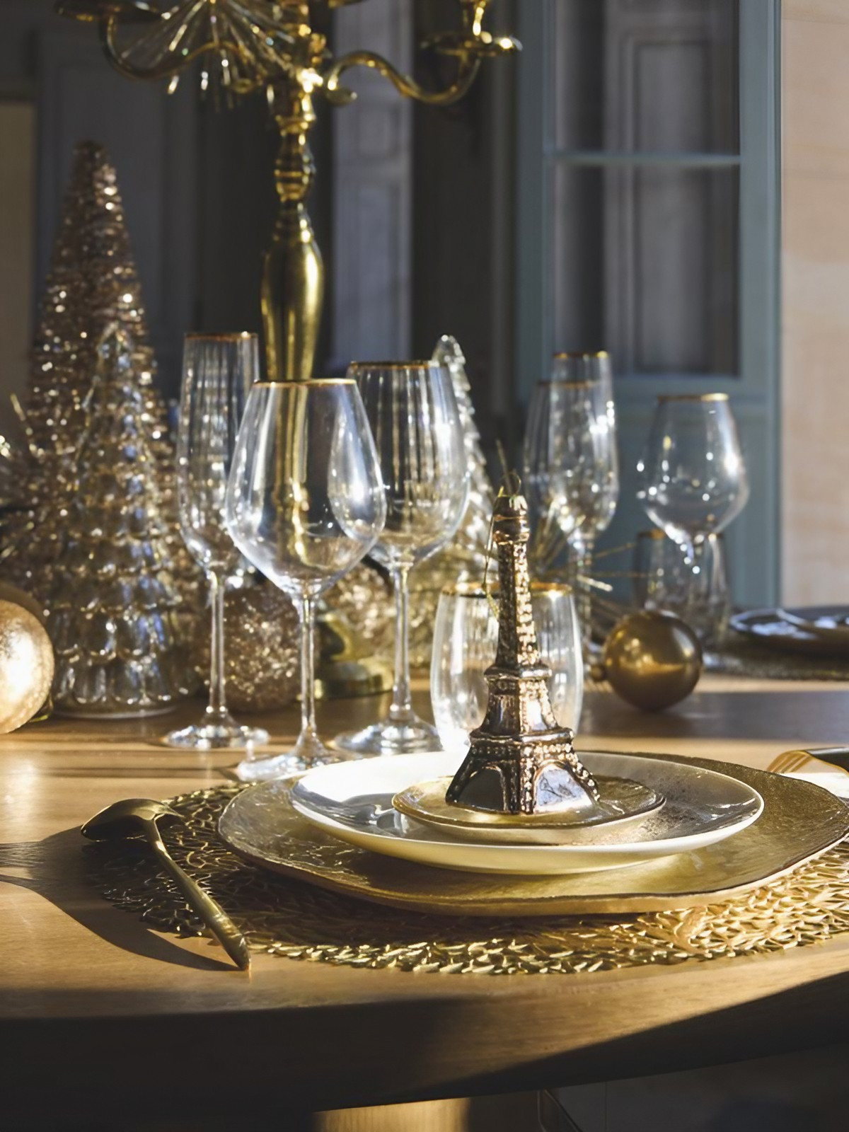 table de fêtes décoration blanche et dorée appartement classique Paris