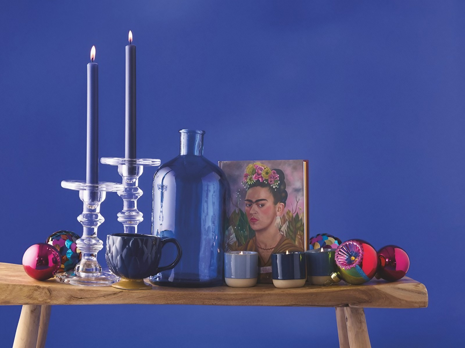 console avec objets bleus et tableau Frida Kahlo