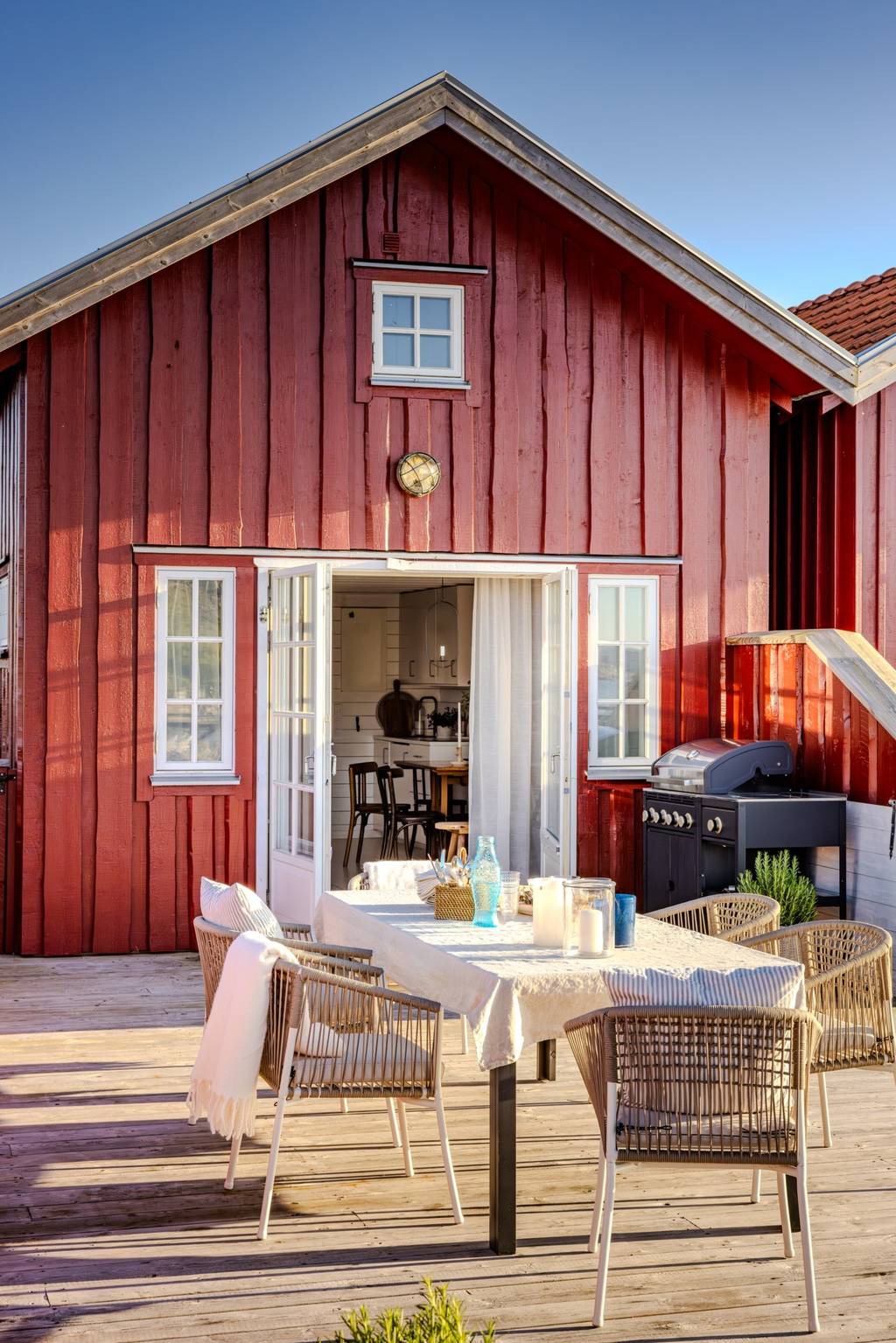 petite maison 26m2 avec mezzanine près de la mer façade rouge Suède petite maison 26m2 avec mezzanine près de la mer façade rouge Suède