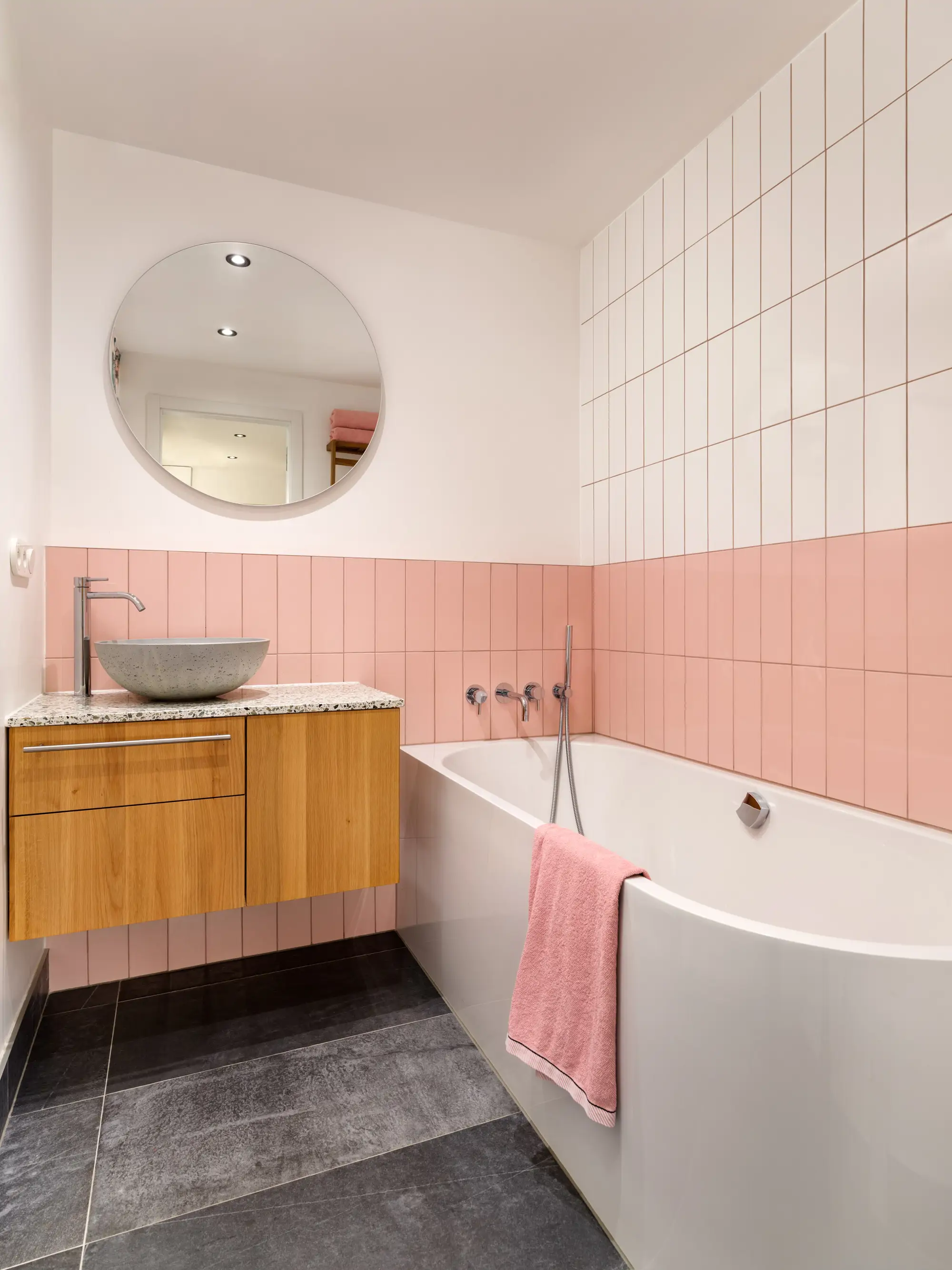 salle de bain rose et blanche design appartement contemporain