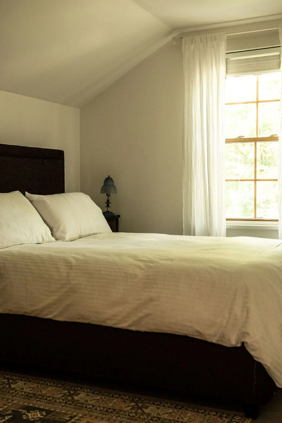 chambre mansardée minimaliste