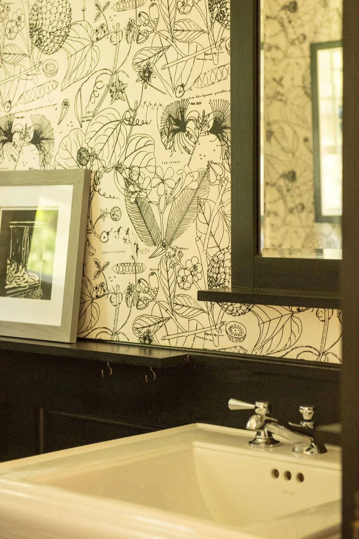 salle de bain avec papier peint végétal