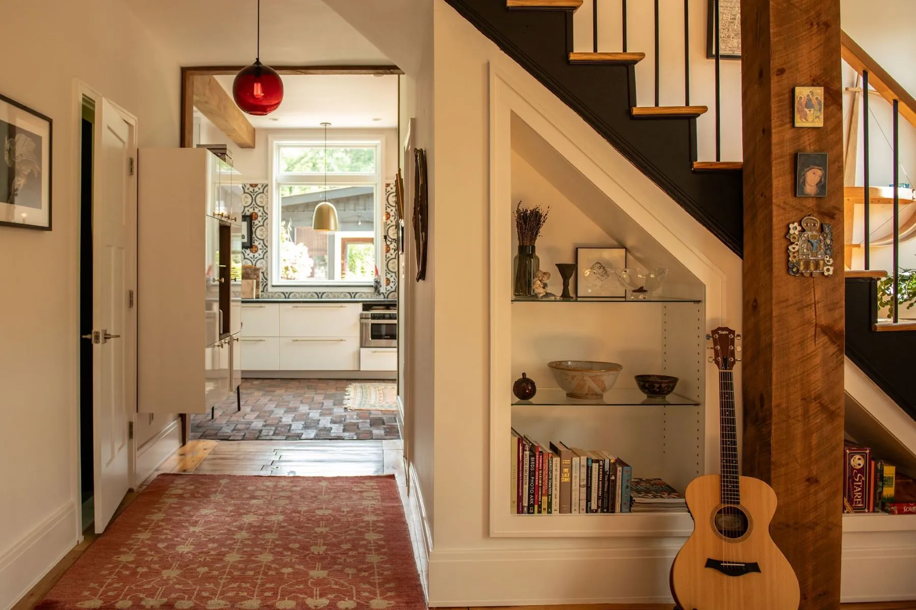 entrée avec escalier et poutres décoration rustique chic