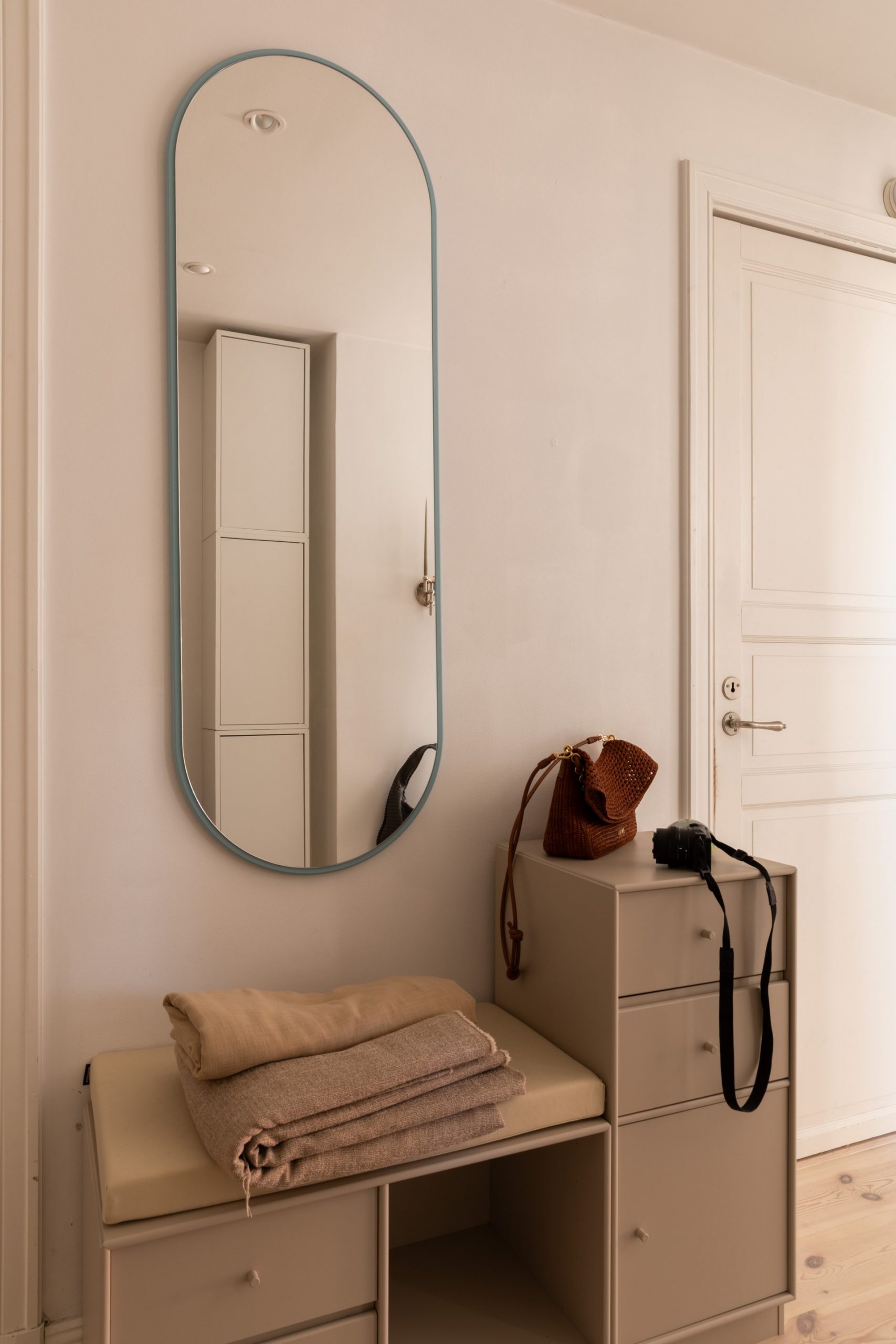 grande entrée aménagée avec banc et miroir