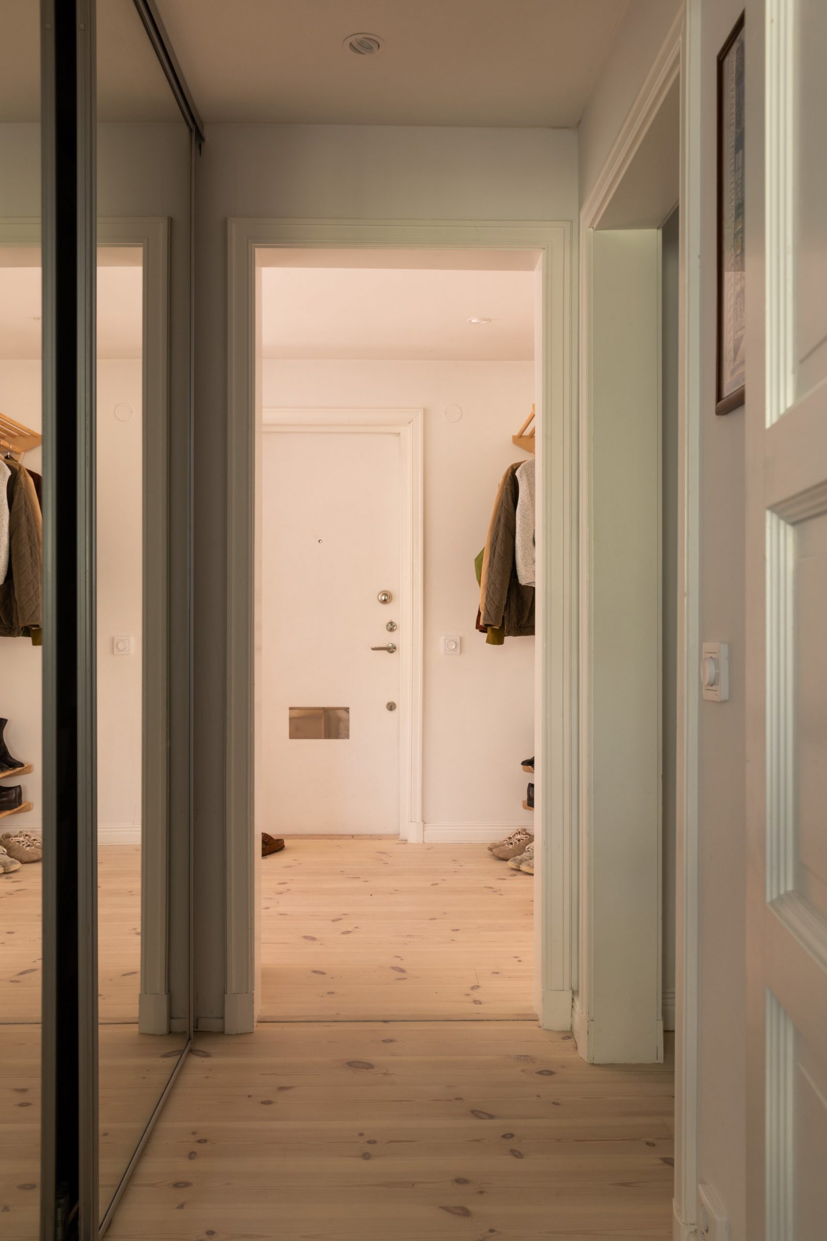 couloir avec placards miroir