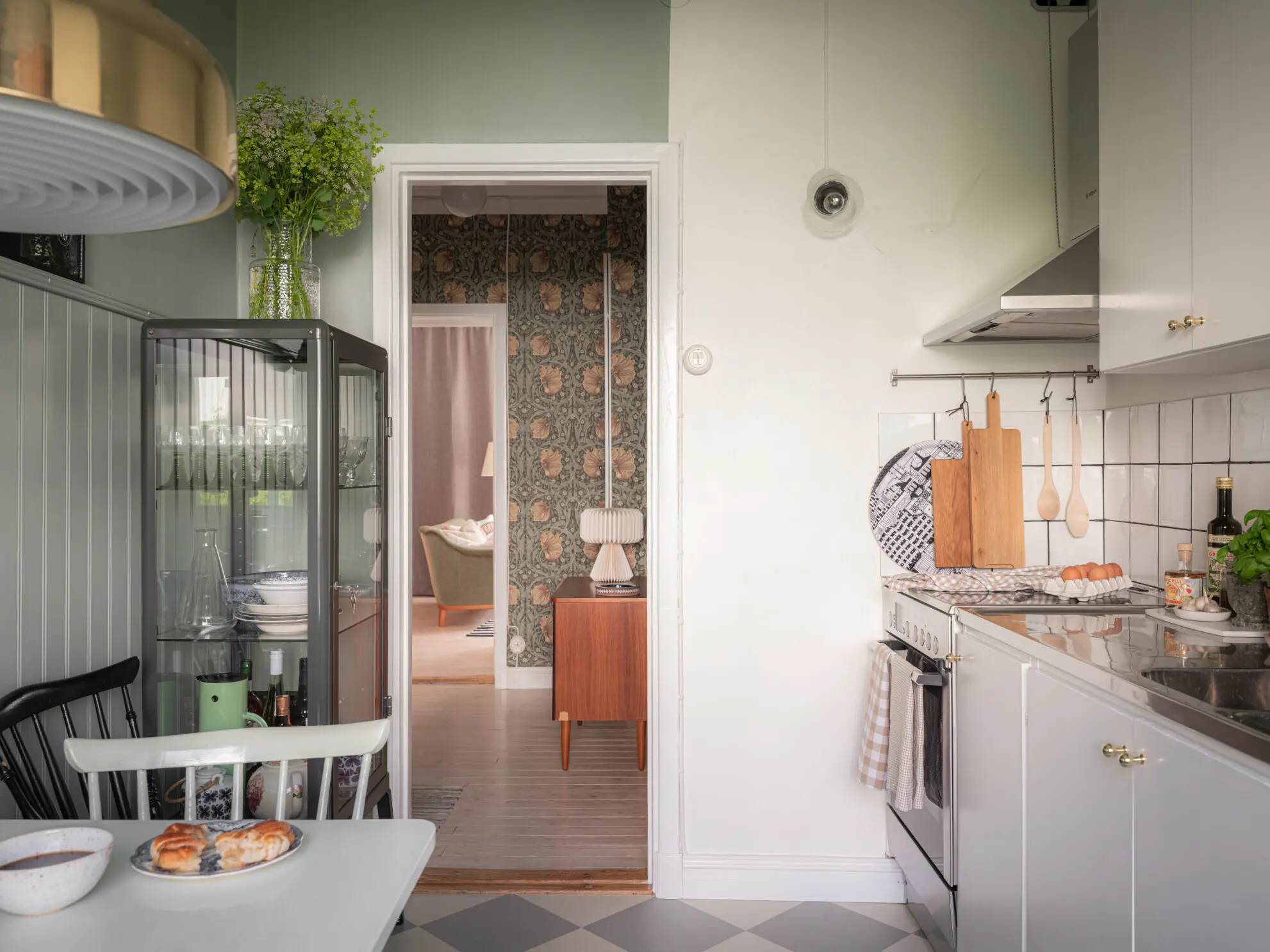 cuisine avec coin repas sol à damier studio 35m2