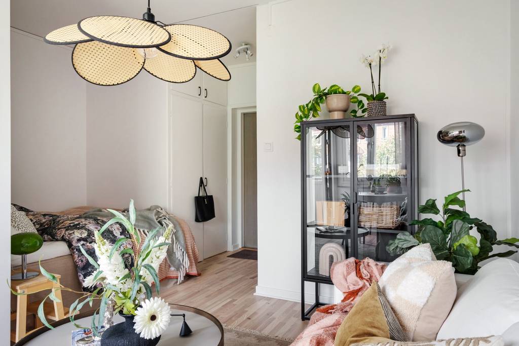 studio 24m2 avec alcôve pour le lit décoration scandinave et féminine