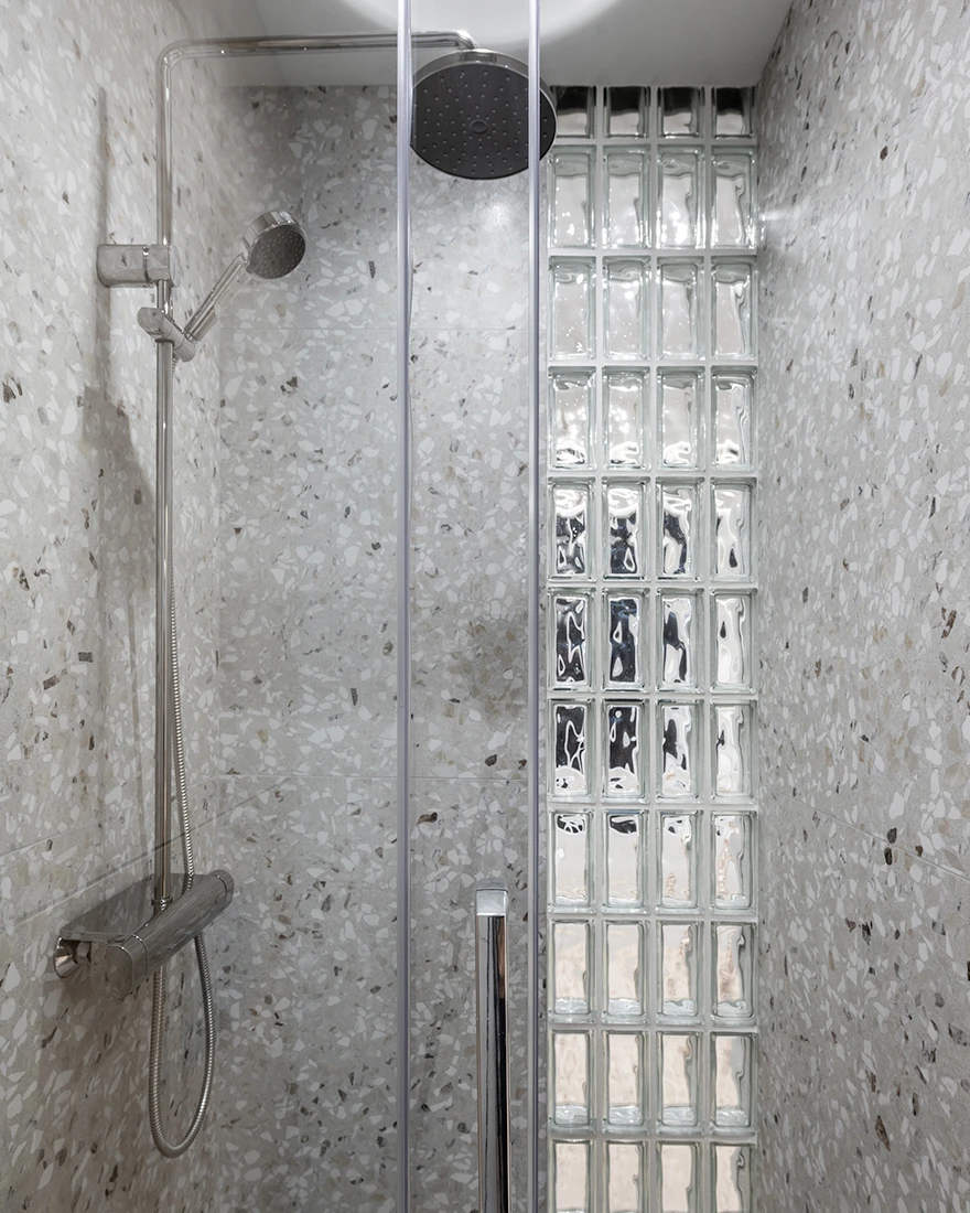 salle de bain moderne avec terrazzo et pavés de verre salle de bain moderne avec terrazzo et pavés de verre