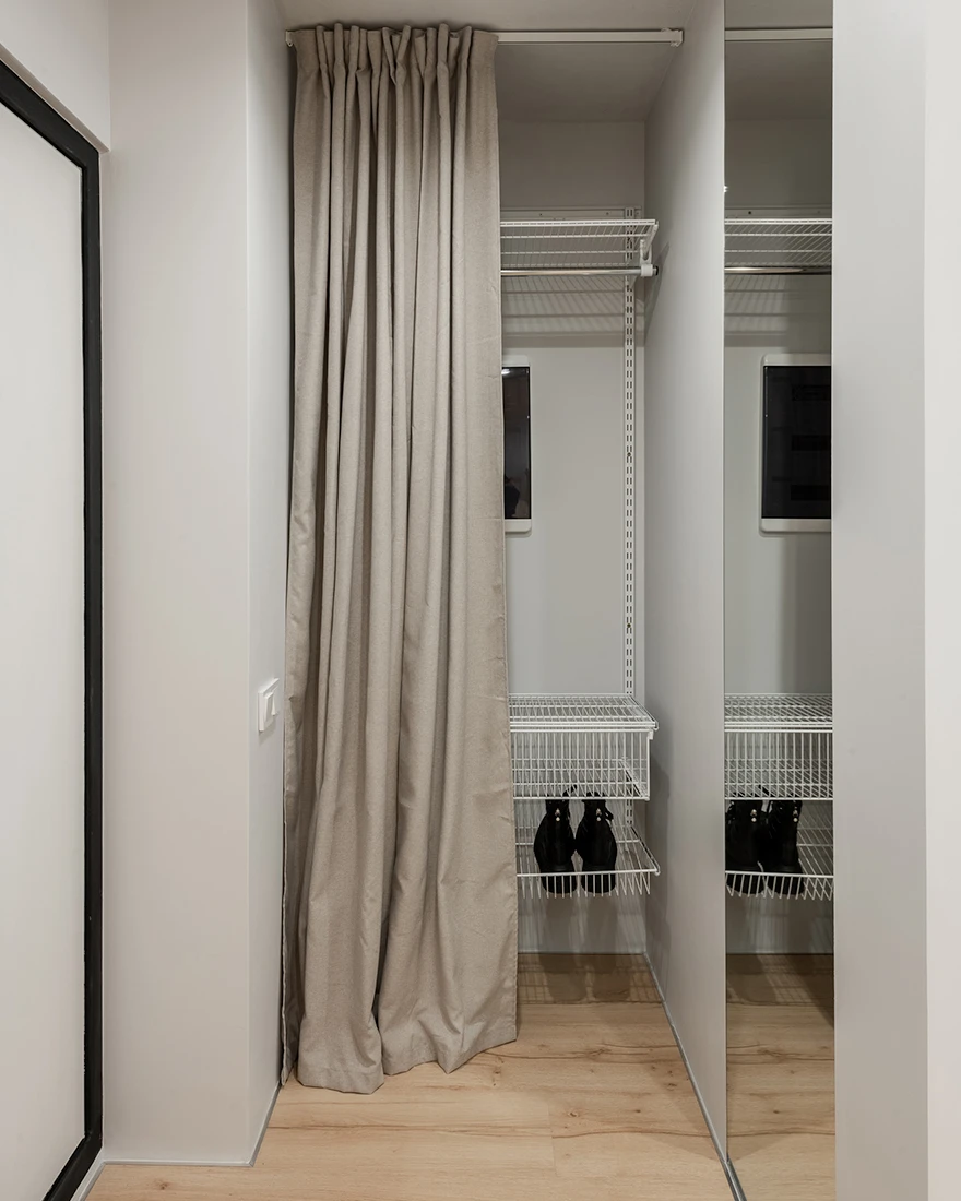 placard avec rideau dans petit appartement décoration grise blanc et bois placard avec rideau dans petit appartement décoration grise blanc et bois