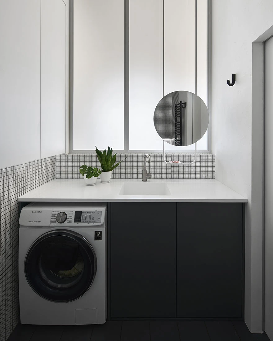 salle de bain noire et blanche avec buanderie salle de bain noire et blanche avec buanderie