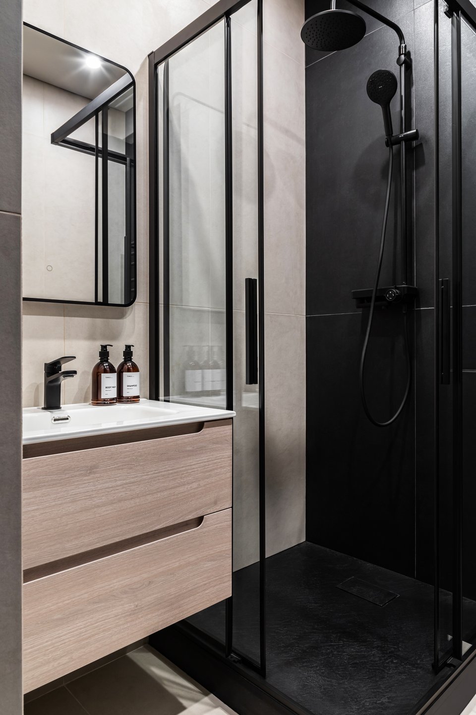 salle de bain design noire et bois