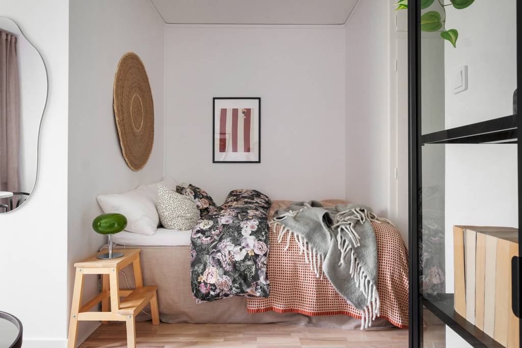 studio 24m2 avec alcôve pour le lit décoration scandinave et féminine
