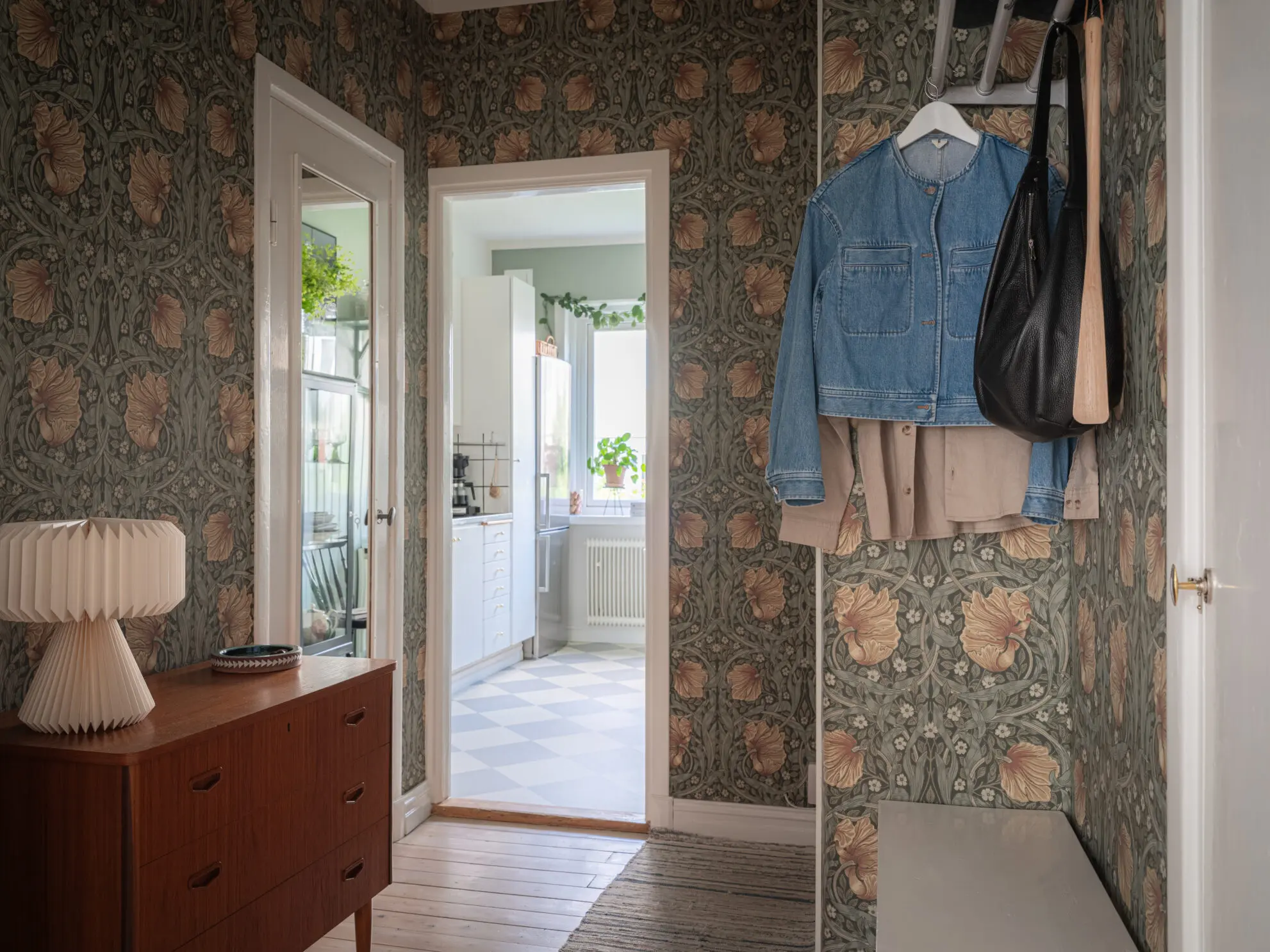 entrée décoration vintage papier-peint William Morris Pimpernel studio 35m2