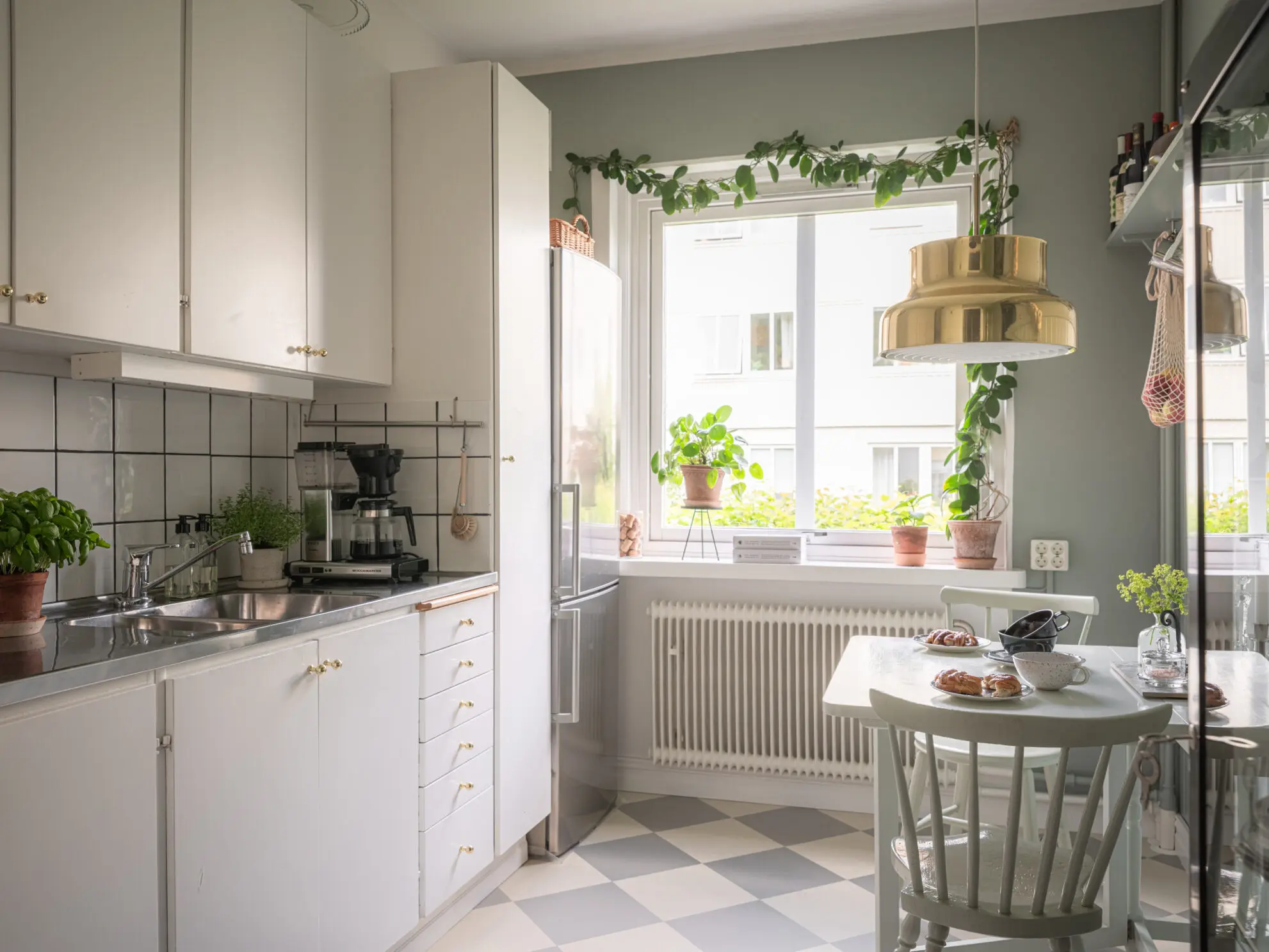 cuisine avec coin repas sol à damier studio 35m2
