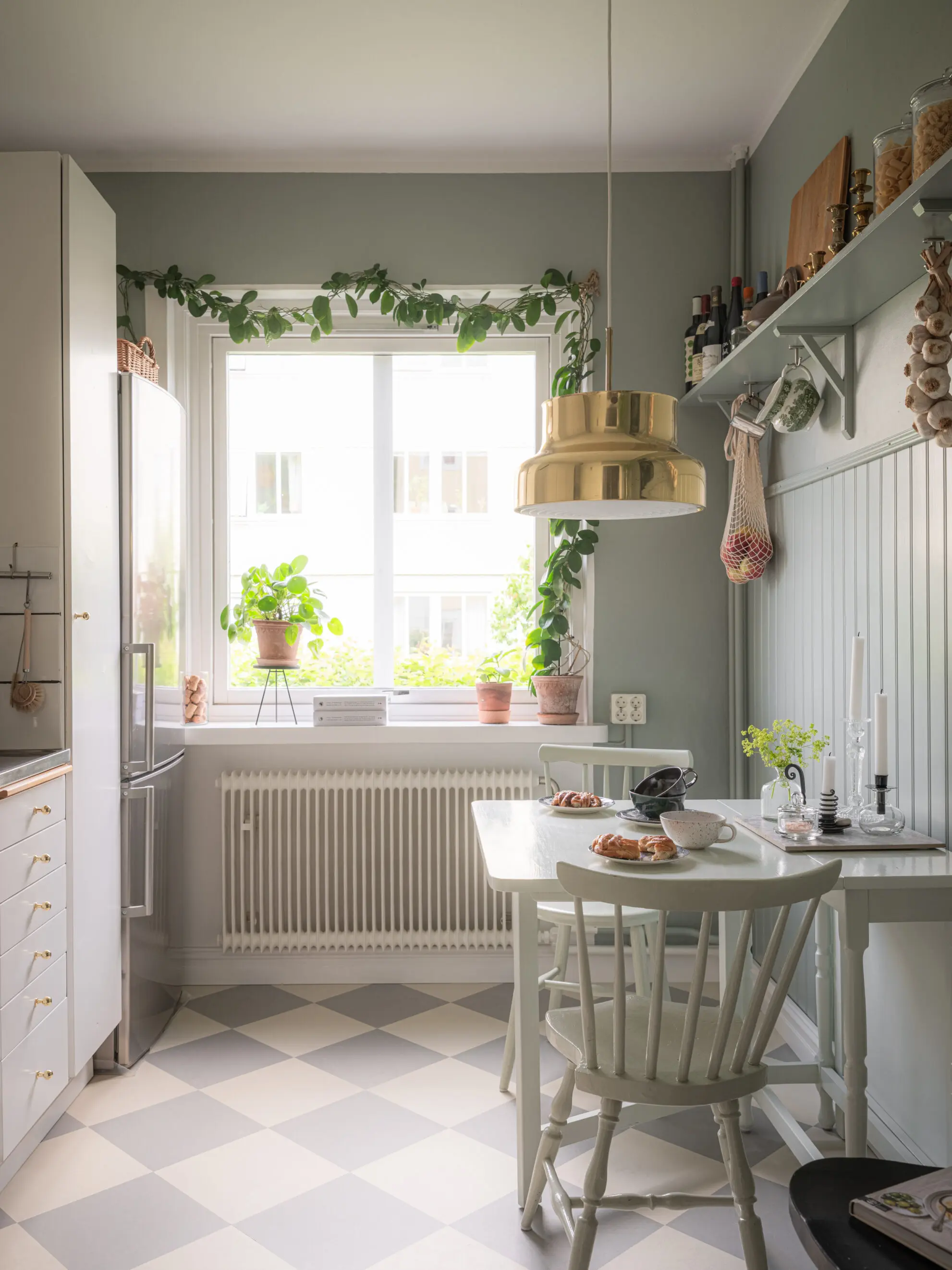 cuisine avec coin repas sol à damier studio 35m2