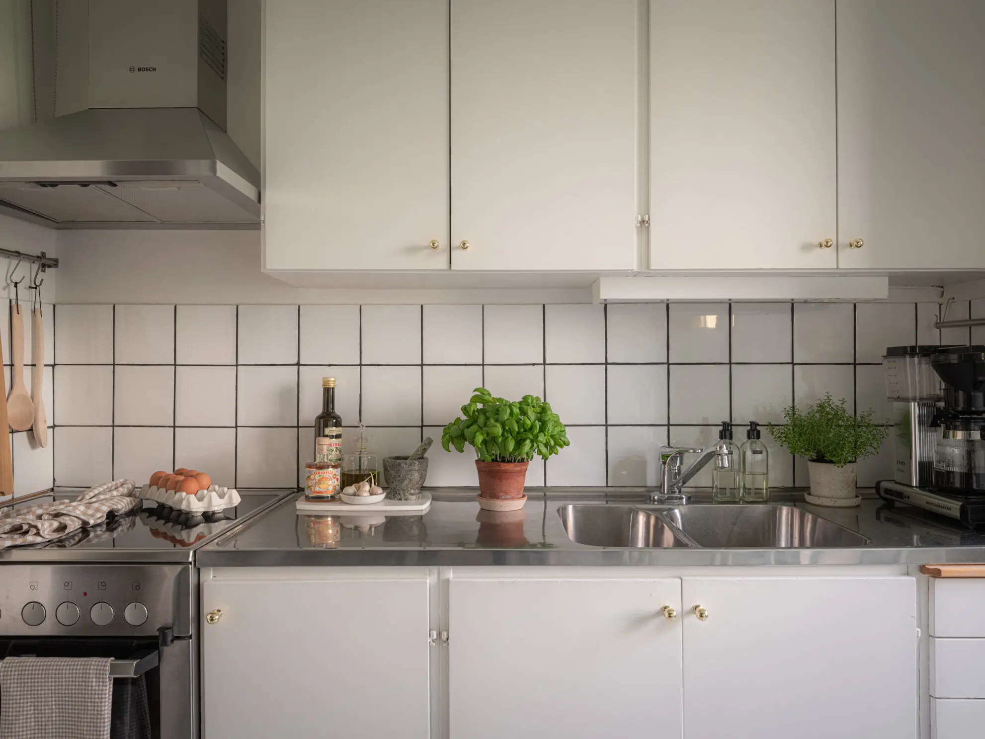 cuisine blanche plan de travail inox