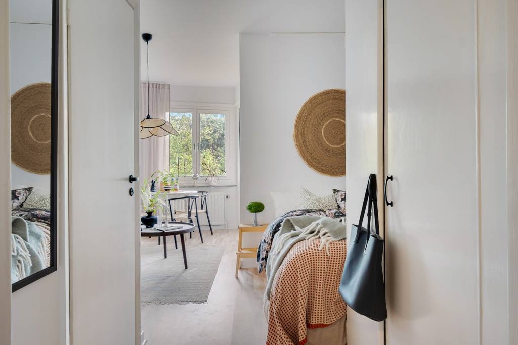 studio 24m2 avec alcôve pour le lit décoration scandinave et féminine