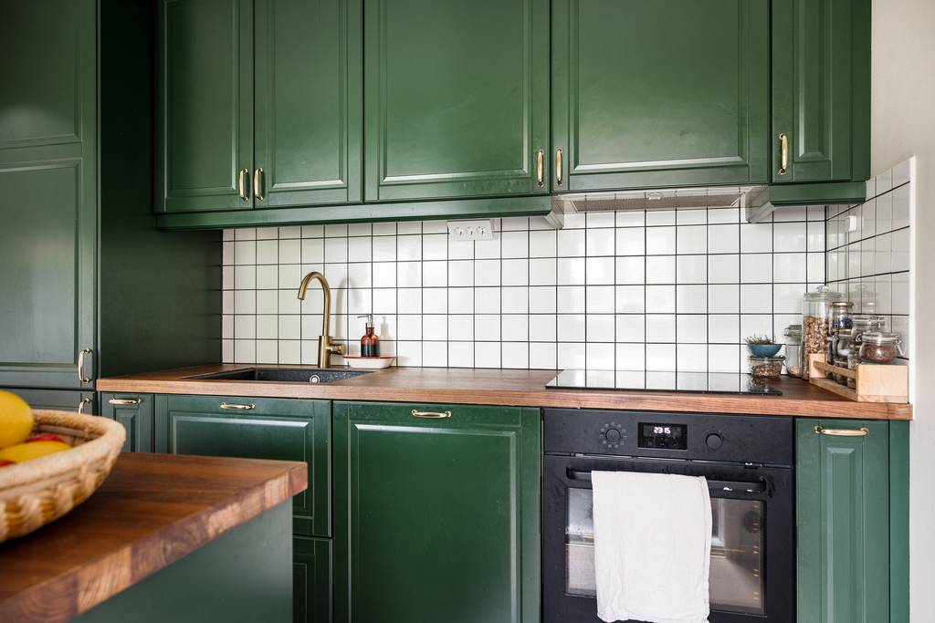 cuisine verte carrelage blanc décoration scandinave maison ancienne 65m2 cuisine verte carrelage blanc décoration scandinave maison ancienne 65m2