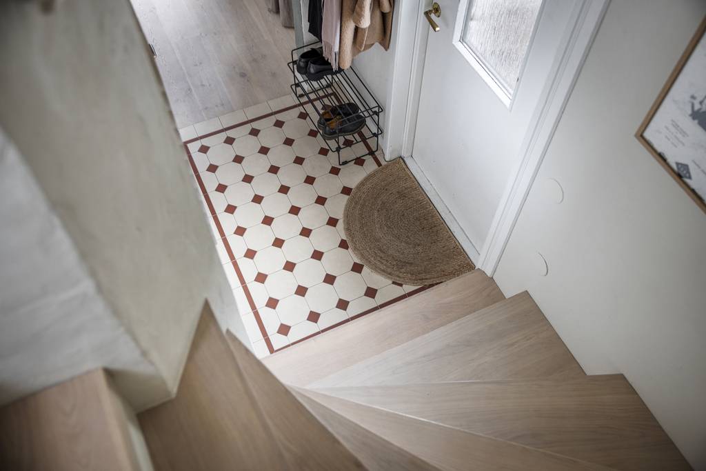 entrée carrelage cabochons marrons entrée carrelage cabochons marrons